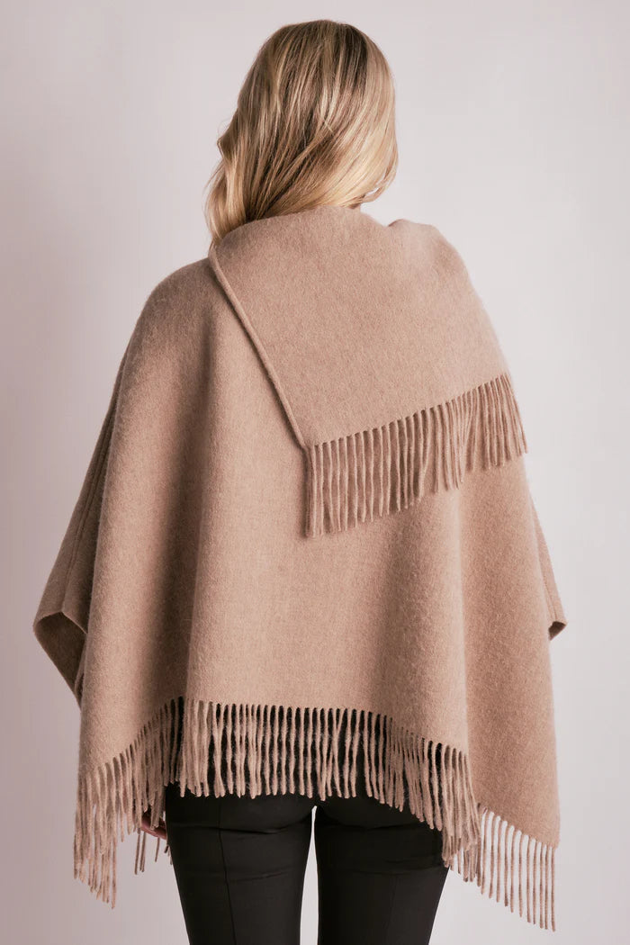 By Malene Birger TURTMA poncho i beige ull med lange frynser langs kantene. Romslig passform som kan brettes som skjerf.