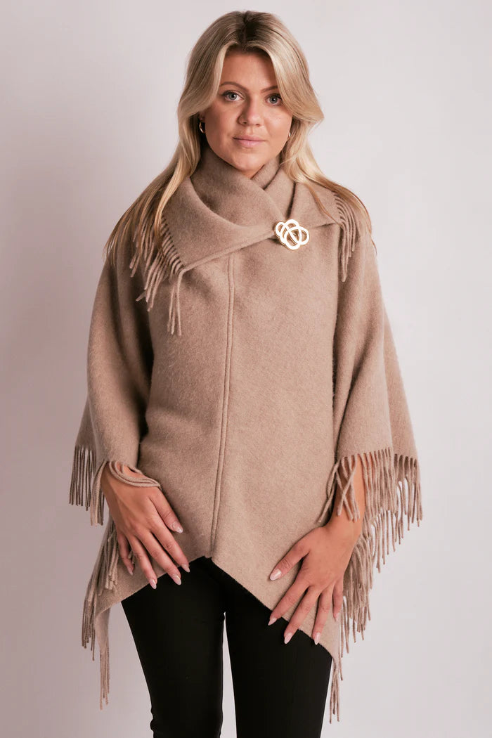 By Malene Birger TURTMA poncho i beige ull med lange frynser langs kantene. Romslig passform som kan brettes som skjerf.
