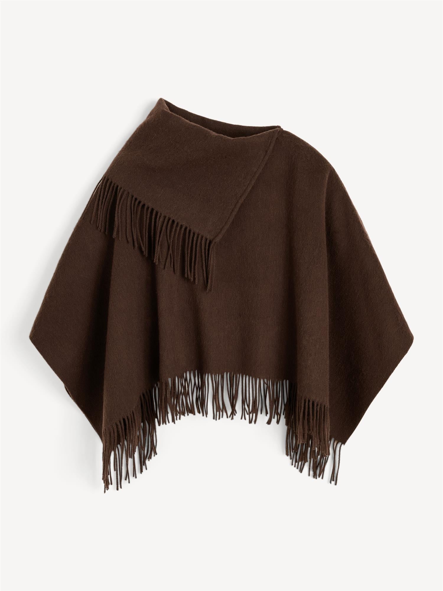 By Malene Birger TURTMA poncho i mørkebrun ull med lange frynser langs kantene. Romslig passform som kan brettes som skjerf.