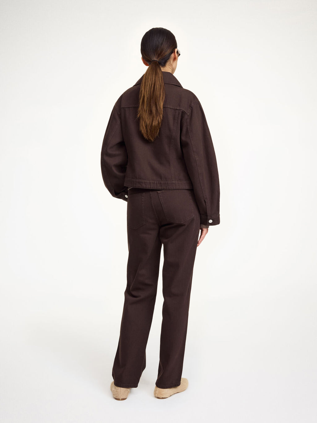 Mørkebrun jeans jakke i organisk bomull, klassisk snitt, monogramdetaljer