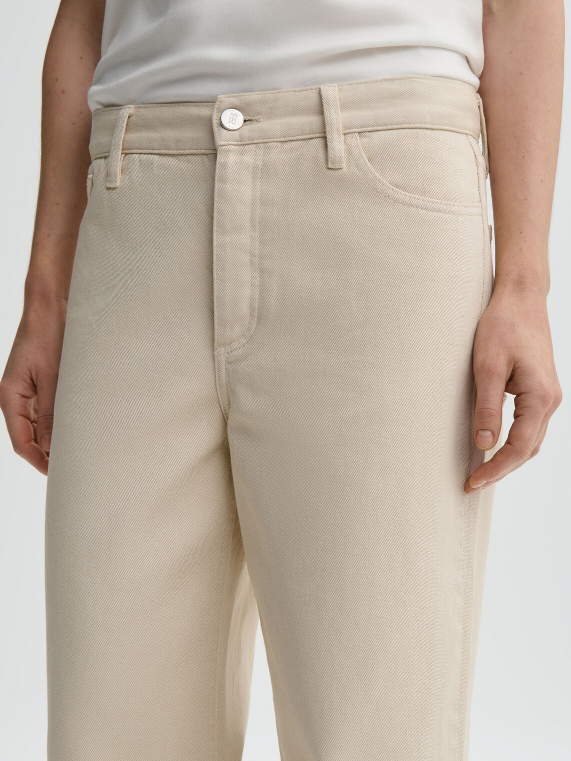 By Malene Birger Vinola jeans i beige, løs passform med vide ben, laget av 100% organisk bomull.