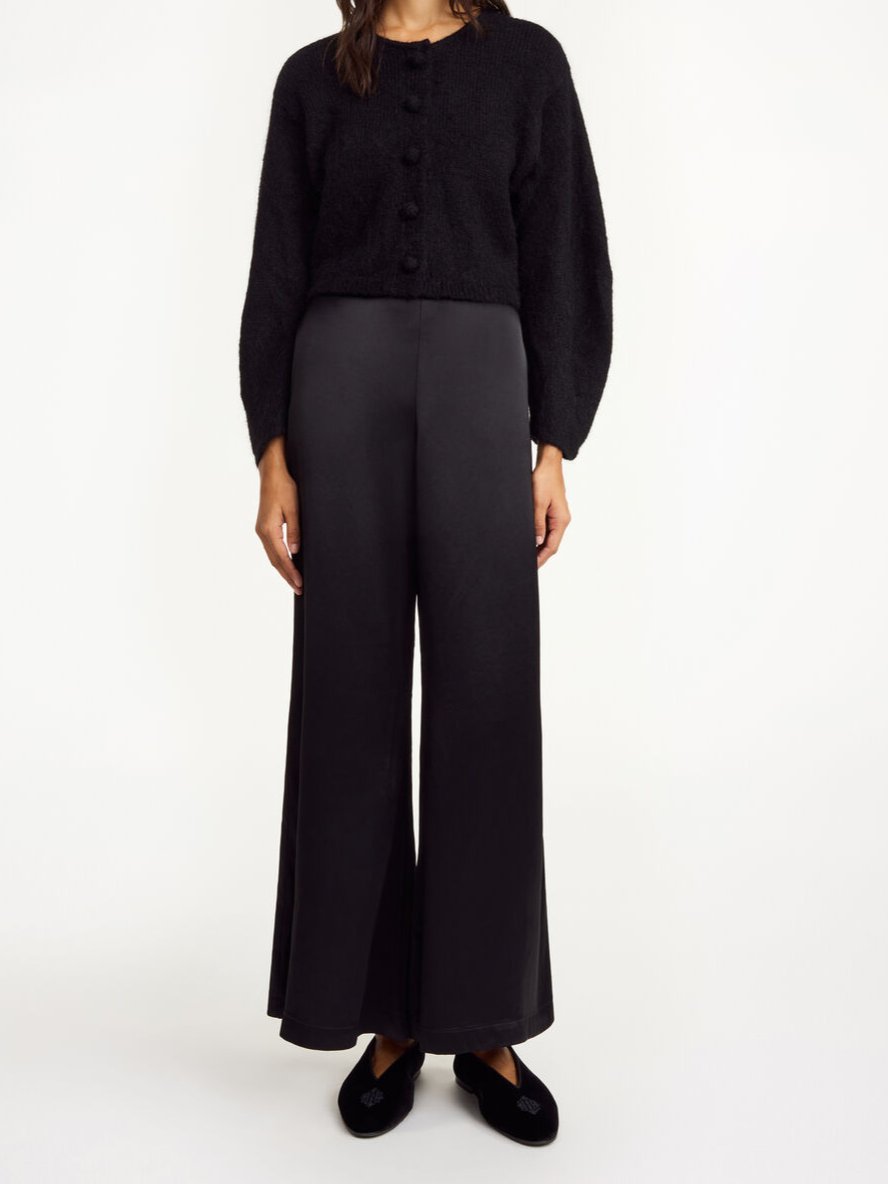 Sort ZHAREA ull-mohair cardigan med buede ermer og trukne knapper, sett fra siden.
