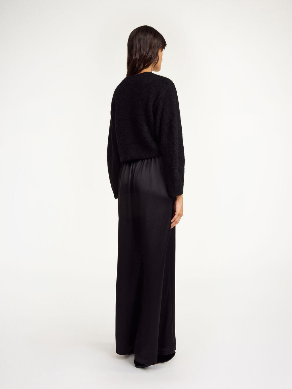 ZHAREA cardigan i sort ull og mohair, nett lengde og buede ermer, bakfra.