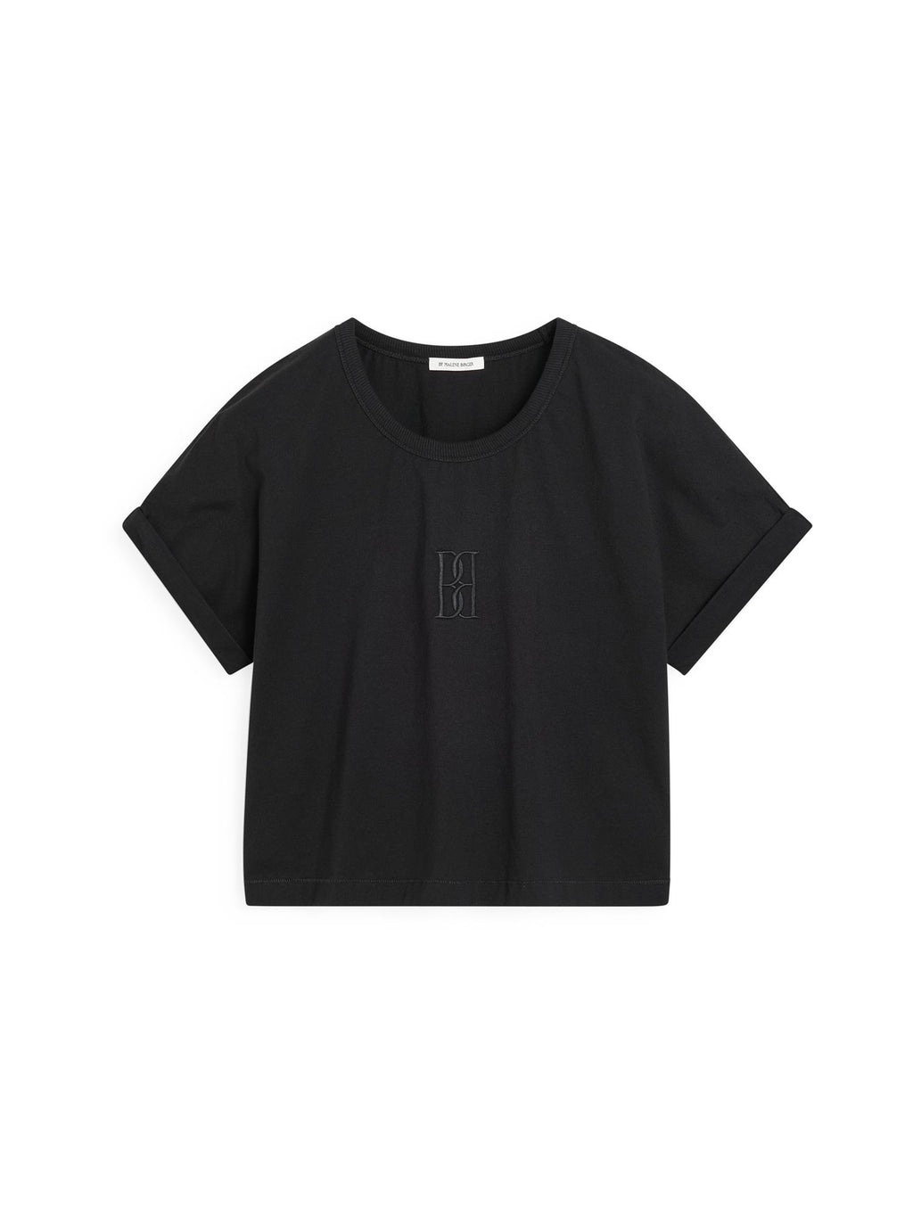 By Malene Birger Hedalia kort t-skjorte i svart, laget av 100% organisk bomull, med en cropped lengde og brodert monogram på brystet.