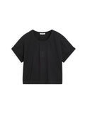 By Malene Birger Hedalia kort t-skjorte i svart, laget av 100% organisk bomull, med en cropped lengde og brodert monogram på brystet.