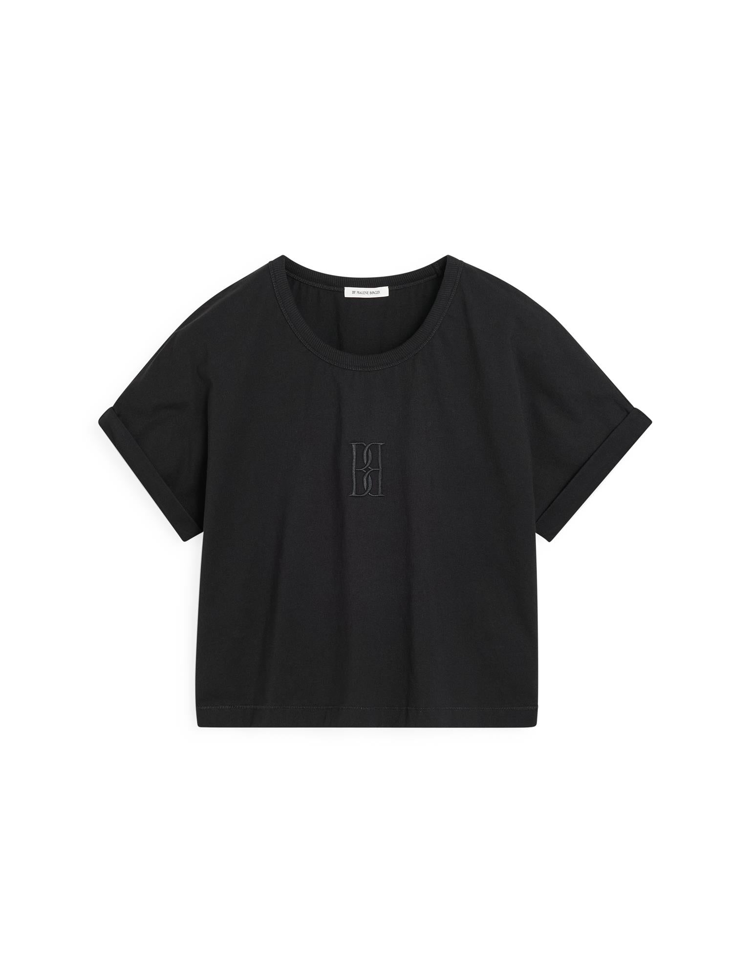 By Malene Birger Hedalia kort t-skjorte i svart, laget av 100% organisk bomull, med en cropped lengde og brodert monogram på brystet.