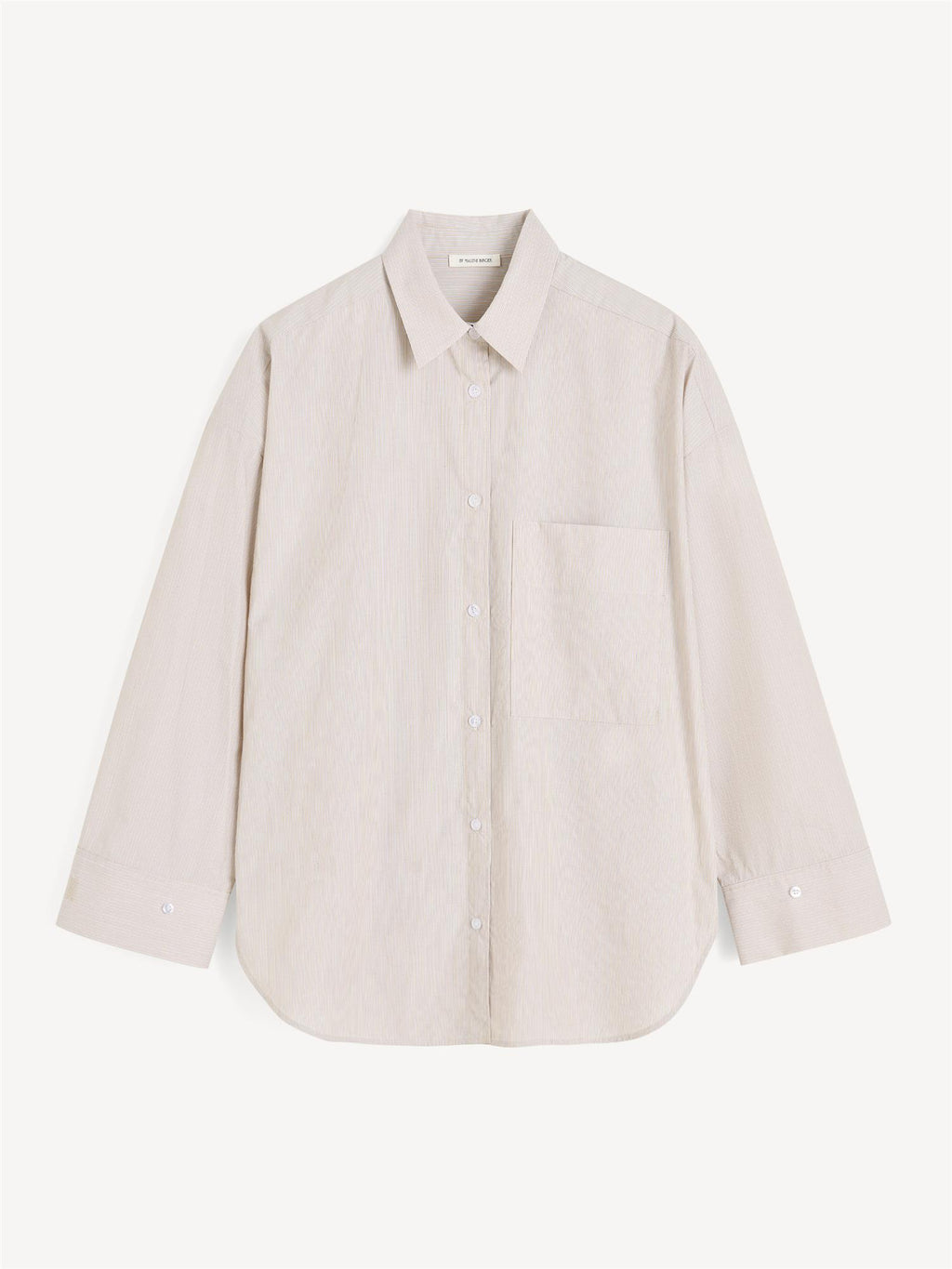 By Malene Birger Derris oversized bomullsskjorte i beige med knapper i front og brystlomme.