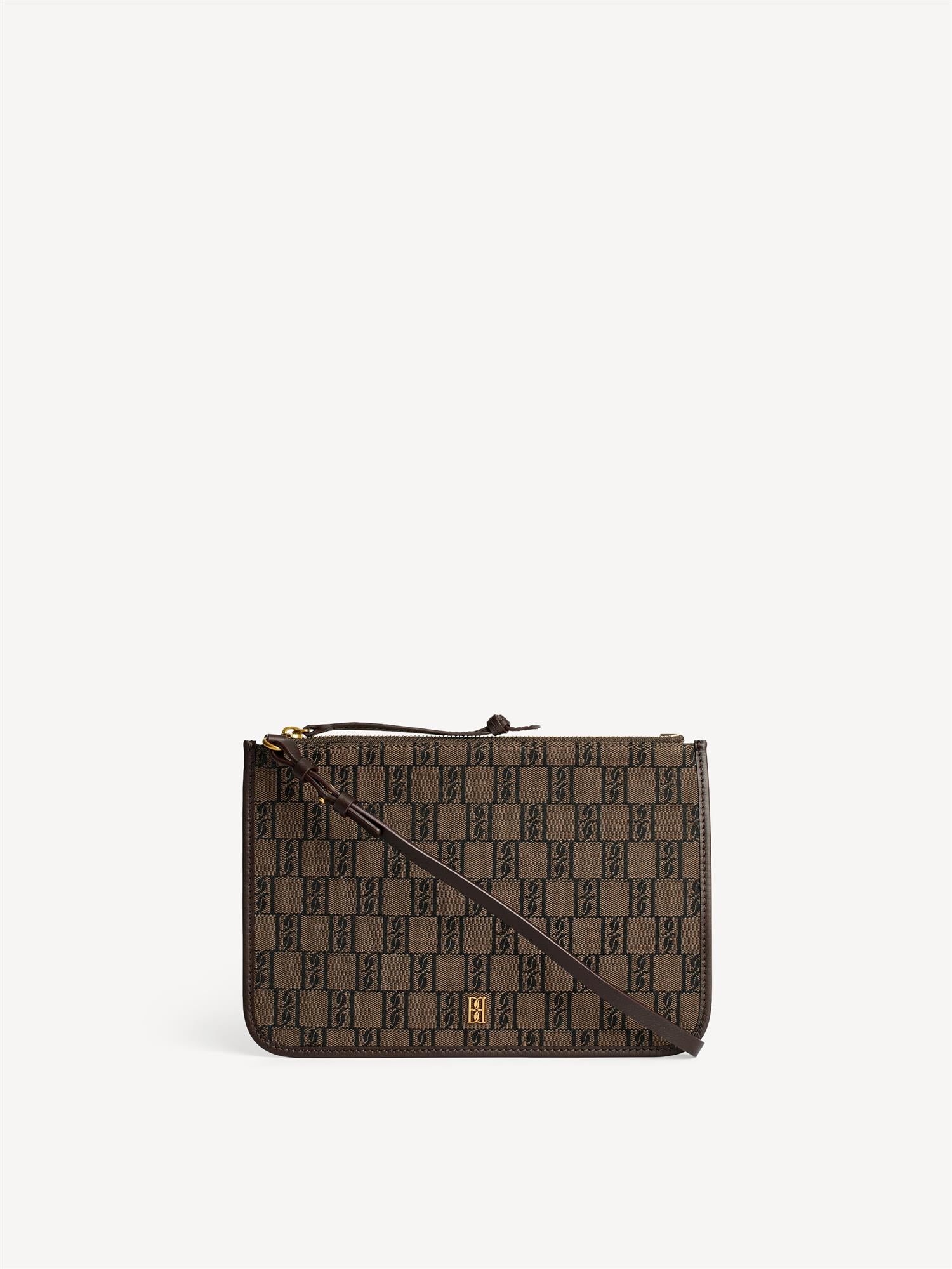 CARA PURSE Veske med monogram print.