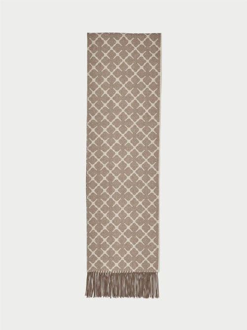 ORTEGA skjerf fra By Malene Birger i fargen beige, laget i 90% ull og 10% kasjmir med Signature Flower-veving og frynser.