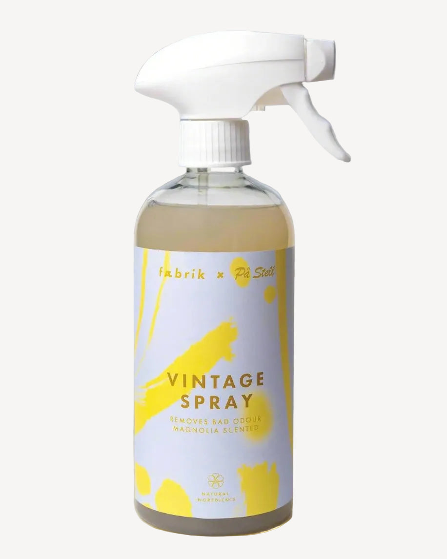 På Stell x Fæbrik Vintage Spray, med en duft av magnolia, som fjerner dårlig lukt.