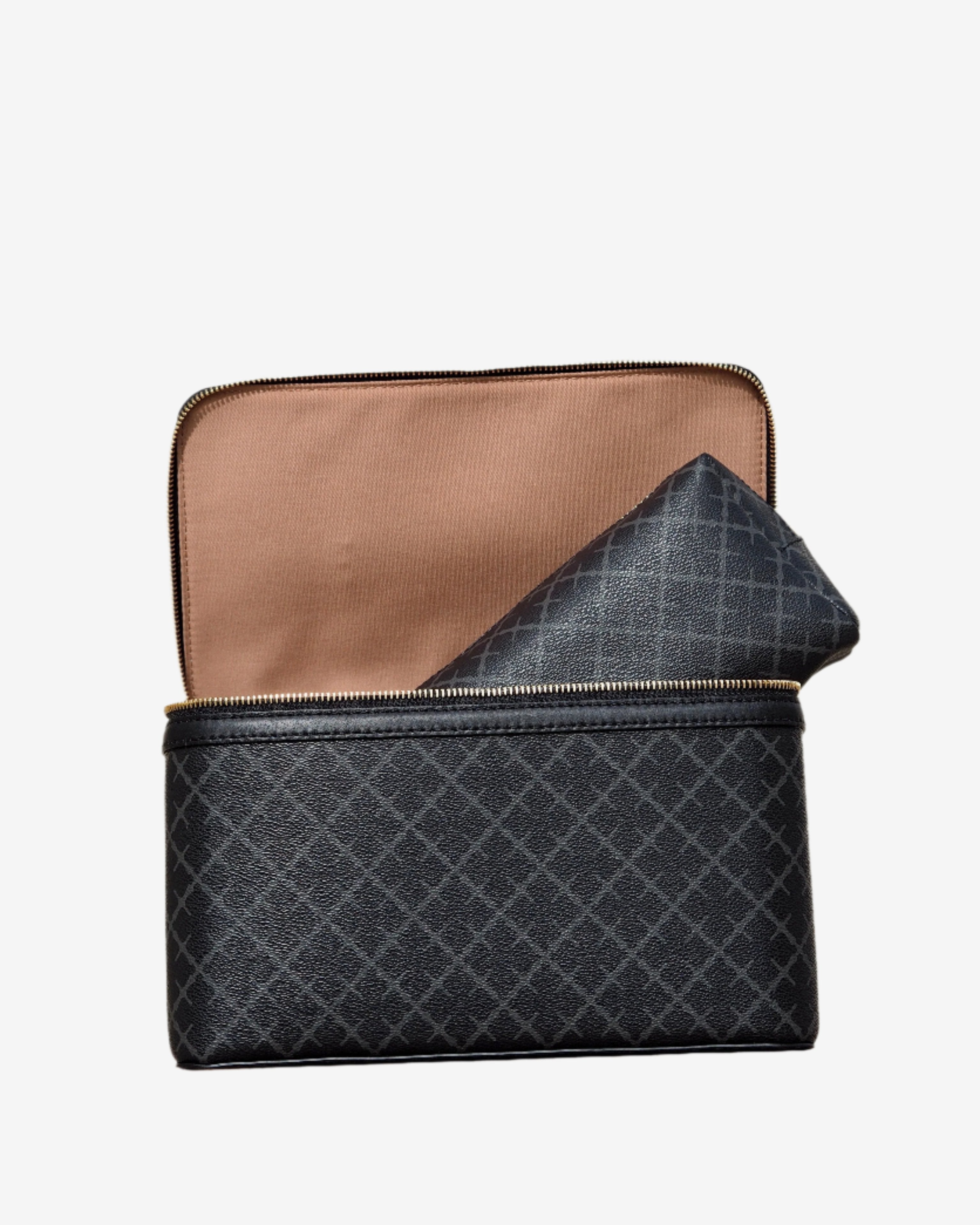 By Malene Birger Bae Beauty Box toalettmappe i mørkegrå, laget av polyvinylklorid med Signature Flower-print, med flere rom og en ekstra sminkepung.