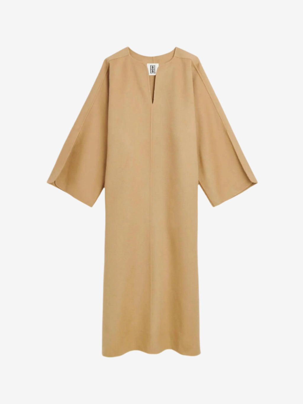 By Malene Birger Cais kjole i beige, laget av 100% ull, med en løs passform, v-utringning og splitt på ermene.