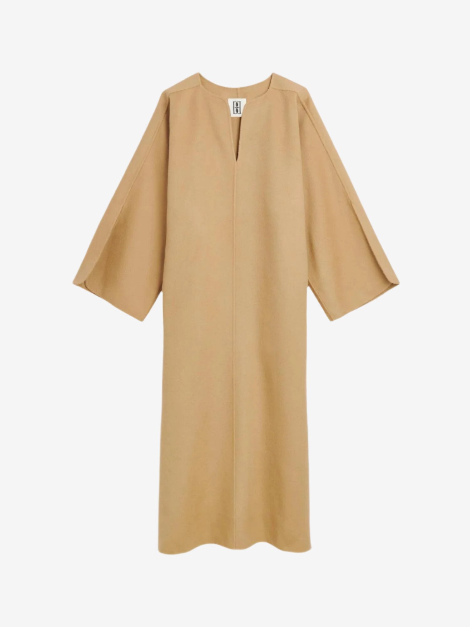 By Malene Birger Cais kjole i beige, laget av 100% ull, med en løs passform, v-utringning og splitt på ermene.