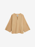 By Malene Birger Calias bluse i beige, med v-utringning og splitt på ermene, laget av 100% ull.