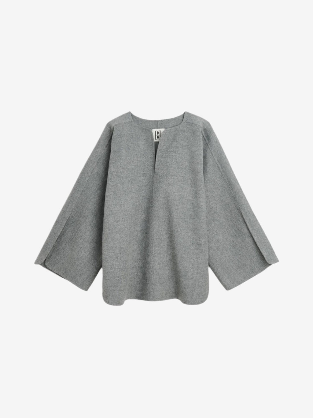 By Malene Birger Calias bluse i grå, laget av 100% ull, med v-utringning og splitt på ermene.