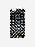 By Malene Birger iPhone 6 Plus mobilcover i sort og hvit, med Signature Flower-print, laget av 100% polykarbonat.