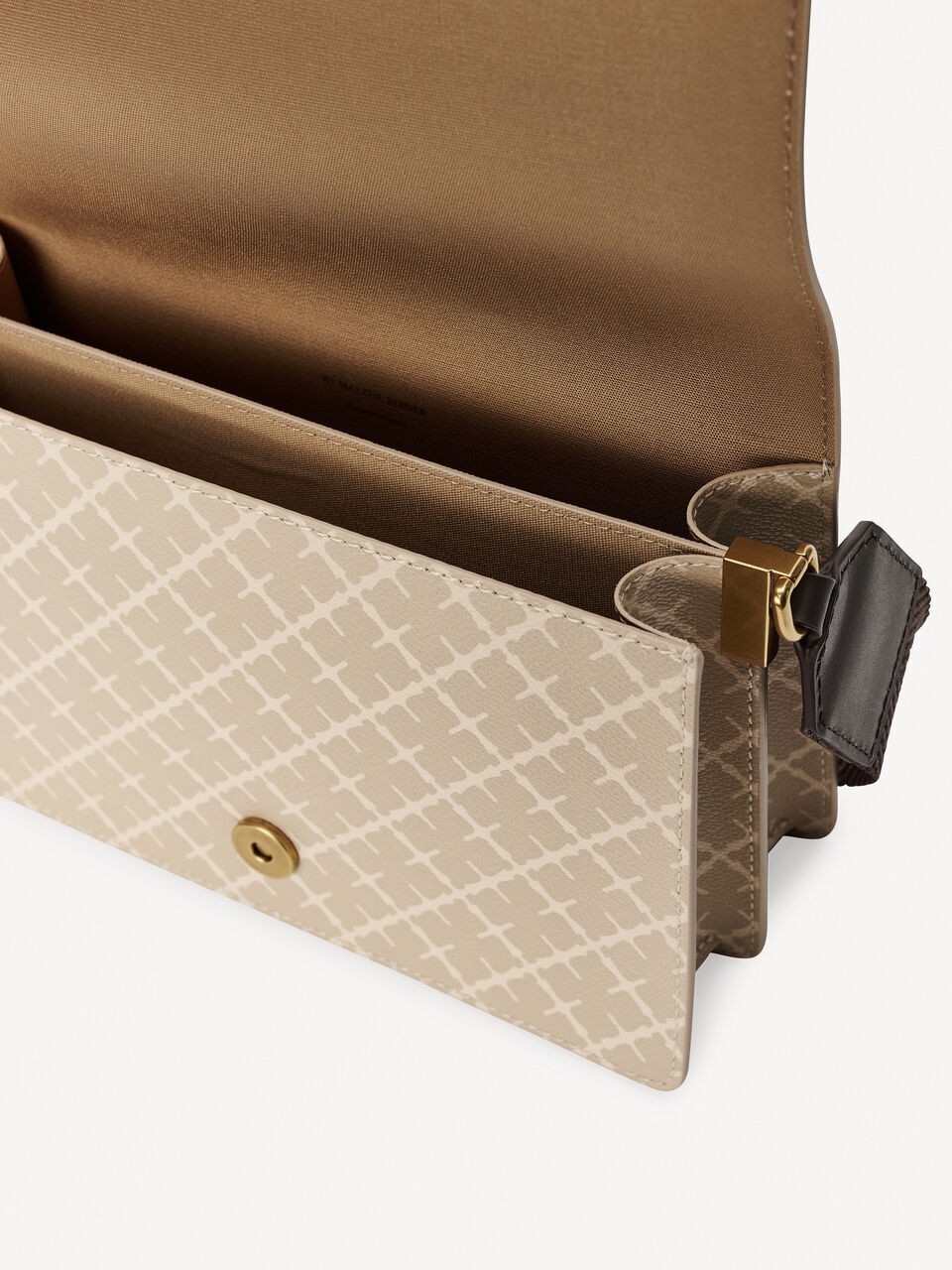 By Malene Birger Loenna crossover-veske i beige polyvinyl chloride, med Signature Flower-mønster, skinndetaljer og justerbar skulderrem.