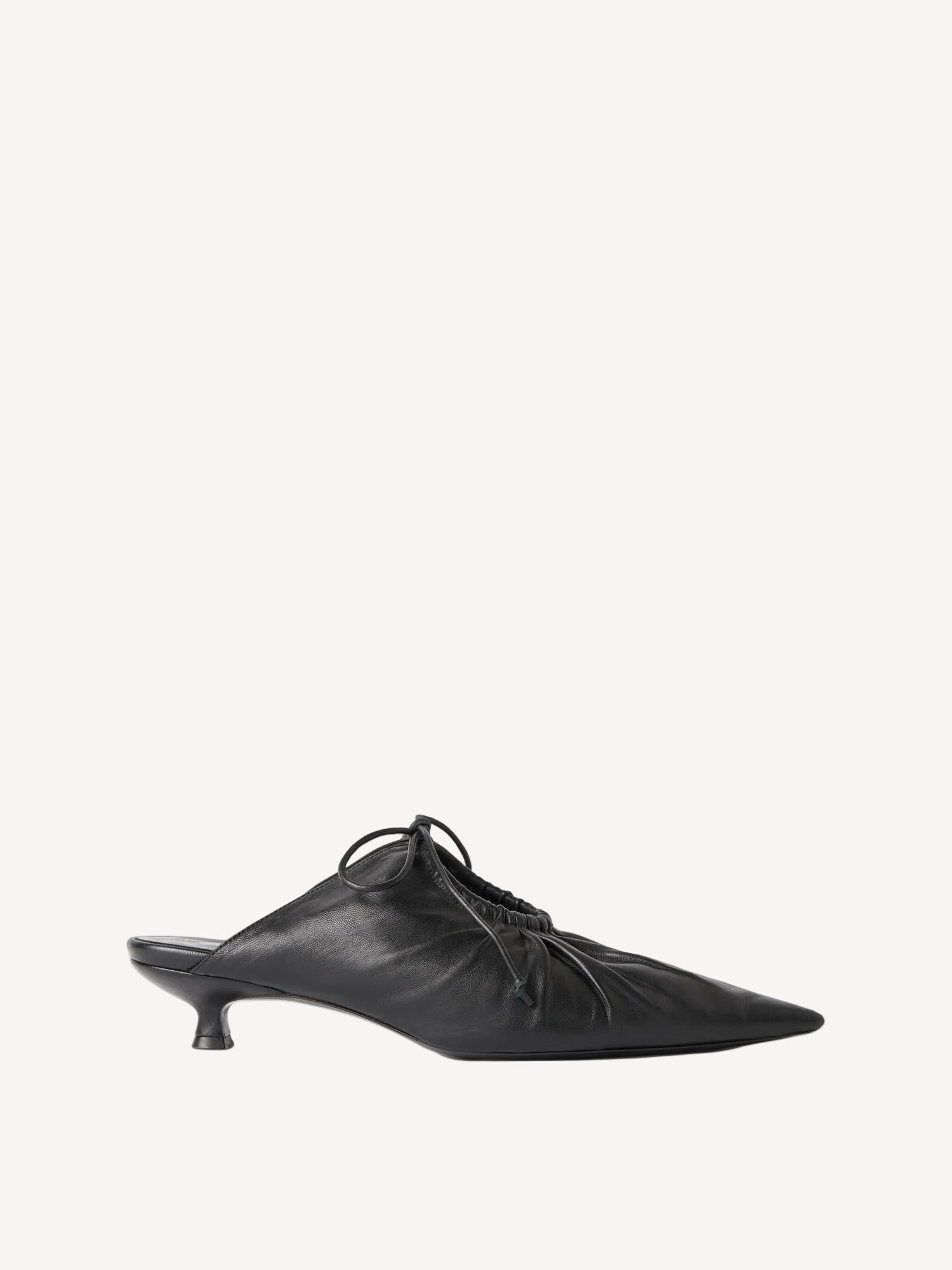 By Malene Birger Masey skinnmules i sort, laget av geiteskinn, med kitten-heels og en spiss silhuett.