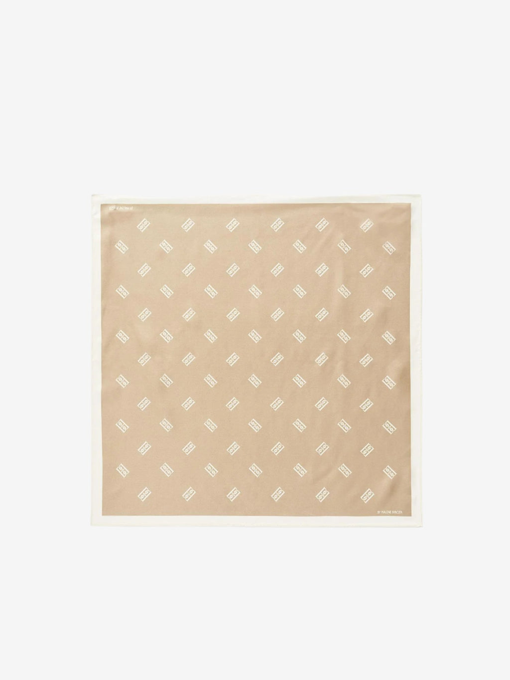 By Malene Birger Monnis silkeskjerf i lysebrun, laget av 100% silke med monogram-print.