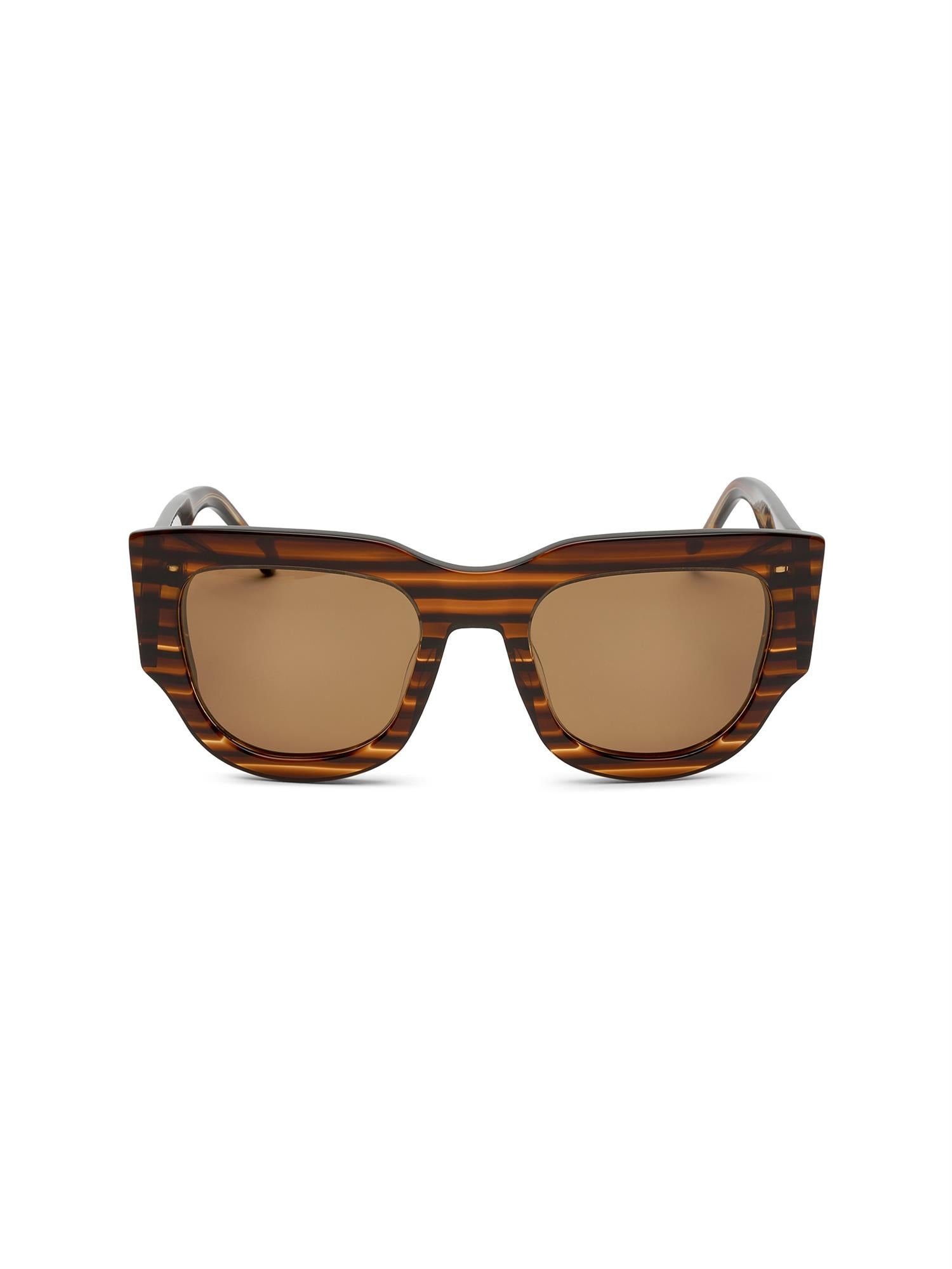 By Malene Birger Roksanne solbriller i brun, laget av 100% acetat, med en D-formet ramme og god solbeskyttelse.