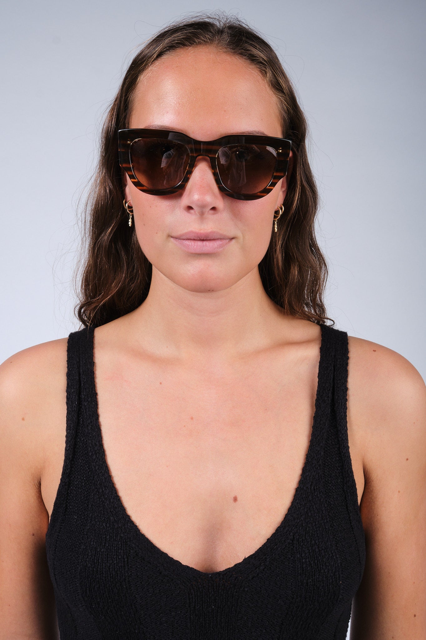 By Malene Birger Roksanne solbriller i brun, laget av 100% acetat, med en D-formet ramme og god solbeskyttelse.