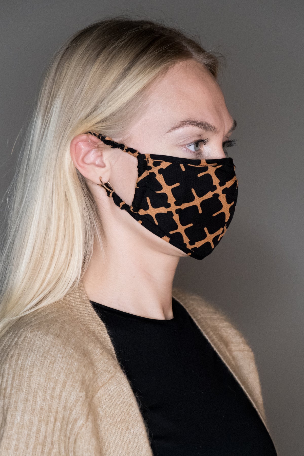 SAFRO munnbind fra By Malene Birger i fargene sort og brun, laget i viskose med Signature Flower-print.