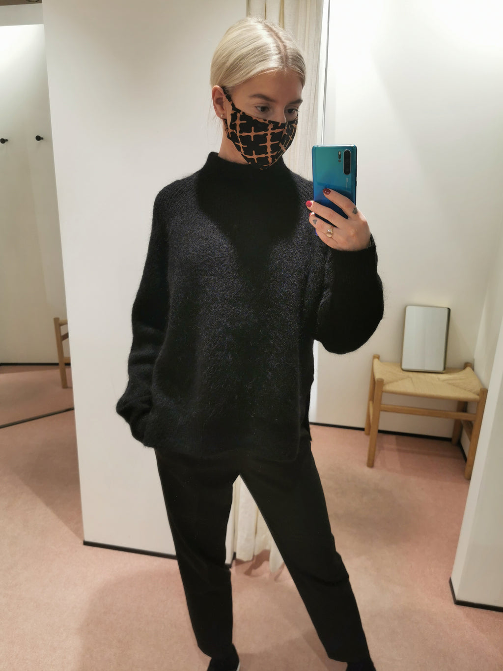 SAFRO munnbind fra By Malene Birger i fargene sort og brun, laget i viskose med Signature Flower-print.
