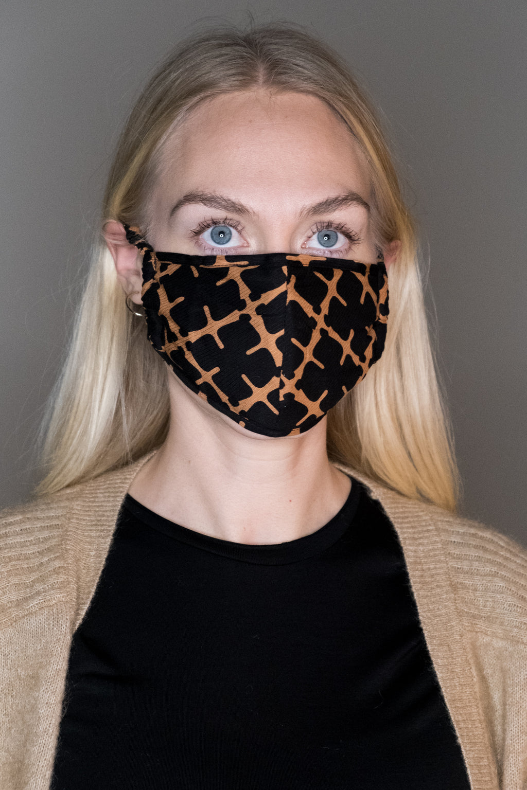 SAFRO munnbind fra By Malene Birger i fargene sort og brun, laget i viskose med Signature Flower-print.