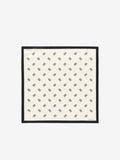 By Malene Birger MONNIS silkeskjerf i hvit med BB-monogram-print. Glatt og lett tekstur med klassisk rektangulær form.
