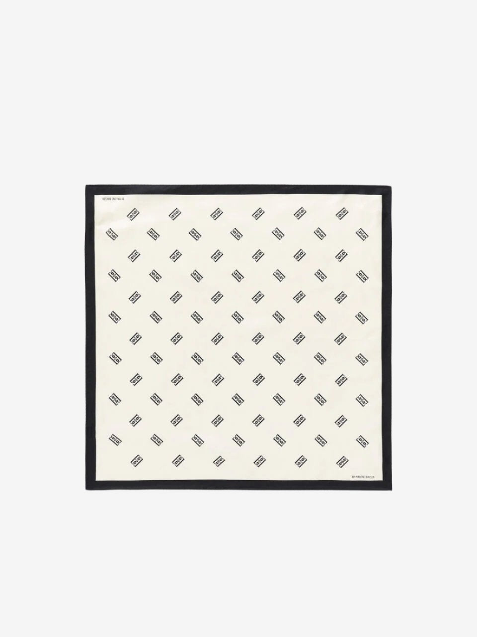 By Malene Birger MONNIS silkeskjerf i hvit med BB-monogram-print. Glatt og lett tekstur med klassisk rektangulær form.